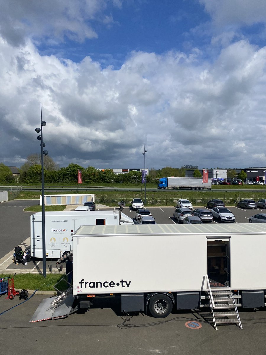 Journée de tournage à #Laval pour 5,4,3,2,1 Jeux avec les jeunes À 100 jours de @Paris2024, Anthony et Laura ont reçu le sportif @gabriel_bordier déjà qualifié en #marche athlétique aux JO A voir dimanche 28 avril sur notre antenne 📺 et sur @FranceTV ▶️ francetvpro.fr/contenu-de-pre…