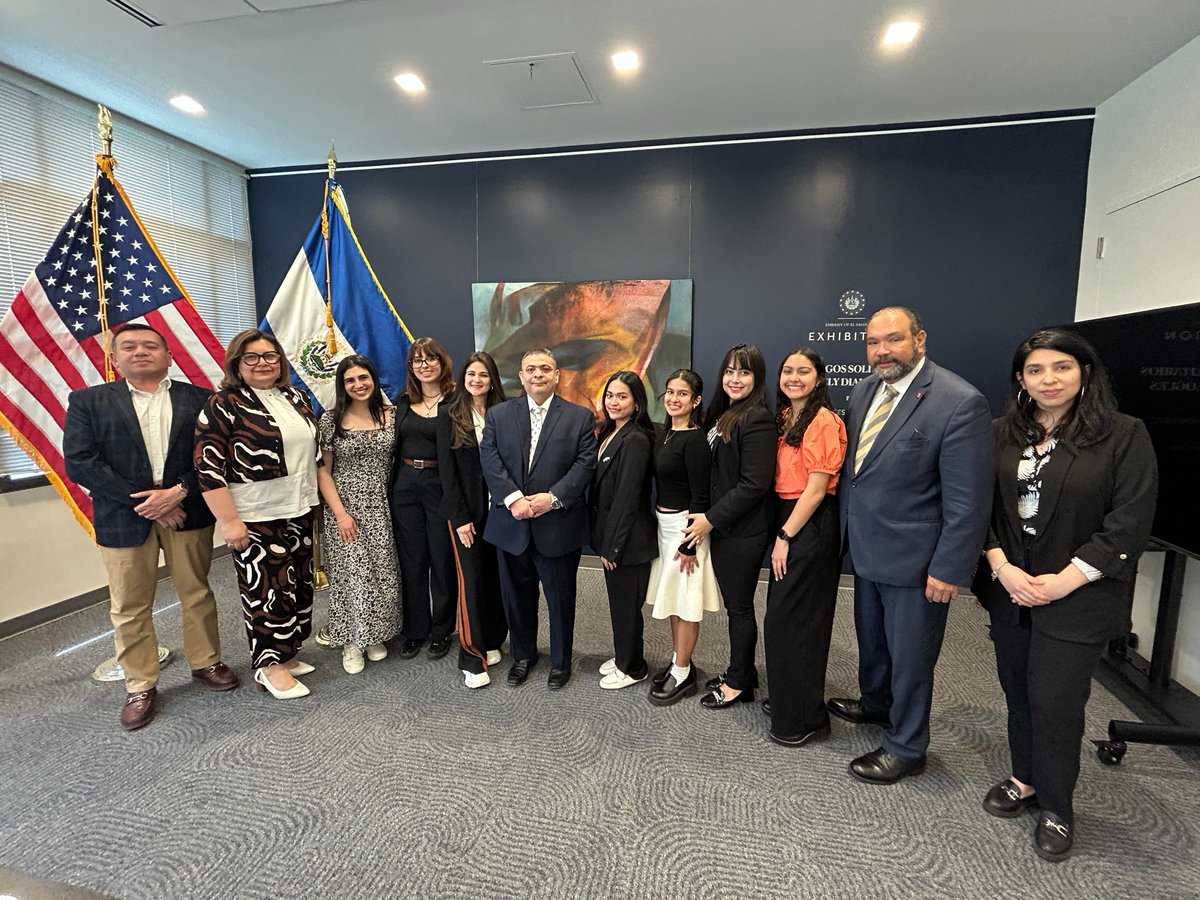 Recently, our FIU DC students and @FIUalumni had an exclusive tour at the Embassies of Guatemala @usembassyguate & El Salvador @EESAenEEUU! They engaged in conversations with the ministers from each embassy about regional development, foreign policy, and diplomatic relations!🌎