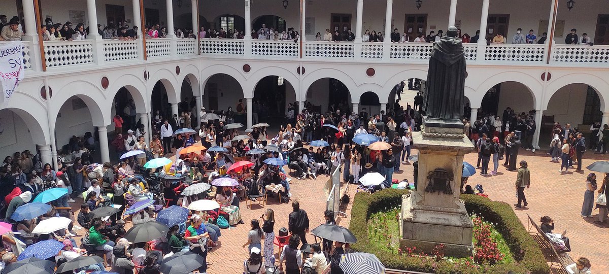 URosarioAzul's tweet photo. POR Y PARA LOS ESTUDIANTES✊🏻. #SalvemosLaUR #CheyneRenuncie https://t.co/6yrPfWXA40