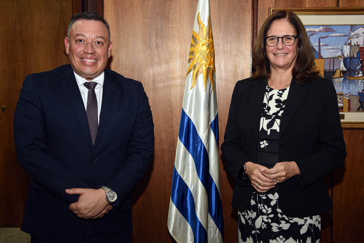 🇺🇾 🇨🇷La ministra @elisafacio mantuvo una fructífera reunión con la embajadora de Costa Rica, Irina Elizondo y el Ministro de Economía, Industria y Comercio de dicho país, Francisco Gamboa. En la reunión se intercambió sobre las buenas prácticas de gestión de ambos ministerios, en