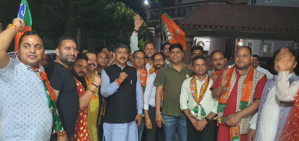 BJP_Reasi's tweet photo. रियासी में भारतीय जनता पार्टी का रोड शो में जम्मू-रियासी के अपने परिवारजनों का जोश बता रहा है कि लोकसभा चुनाव में जम्मू की दोनों संसदीय सीटों पर भाजपा की प्रचंड विजय तय है।
@ajay_mlnanda 
@blsanthosh 
@RavinderRaina https://t.co/hxNx0kdaRo