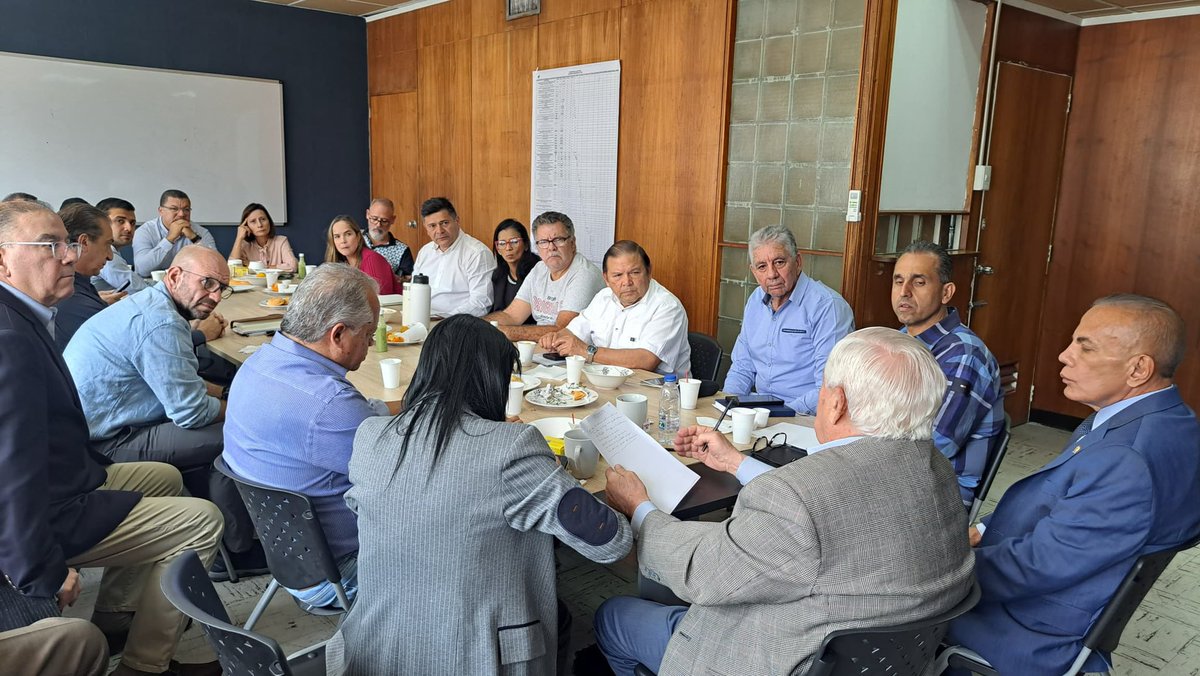 Conforme a lo aprobado en el seno de Plataforma Unitaria, en el día de hoy, sostuvimos una positiva reunión con el Gobernador Manuel Rosales @manuelrosalesg quien expresó su compromiso con la ruta electoral, la unidad y el cambio. En la instancia unitaria continuamos promoviendo…