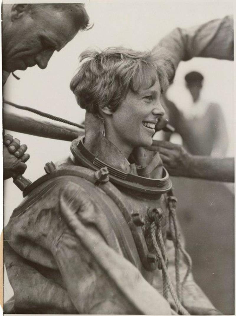 Amelia Earhart being helped out of her deep-sea diving suit after exploring the ocean at Brook Island in Rhode Island in 1929.

#drthehistories