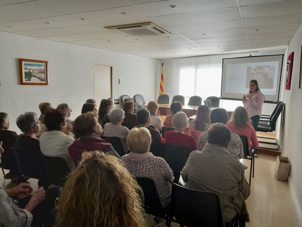 “Què és la demència?” Ahir la psicòloga @AnnaGuiral referent dels centres residencials de l’EAPS DomusVi Lleida, va exposar a la població de @llardecans eines per intentar entendre aquesta realitat i aprendre a acompanyar-la #MalaltiesAvançades #FinaldeVida #FundaciolaCaixa