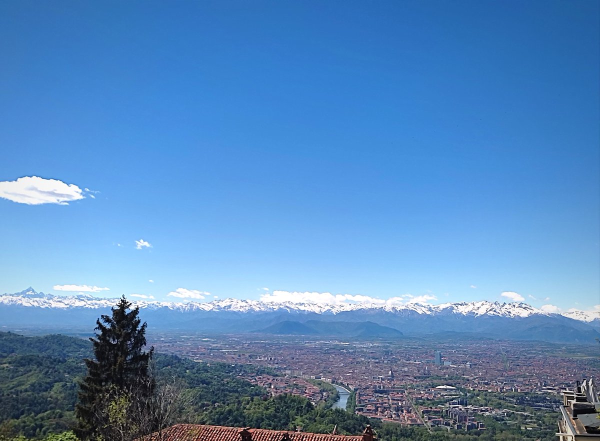 Torino od Basilici Superga. (Úplně vlevo je vidět Mount Blanc)