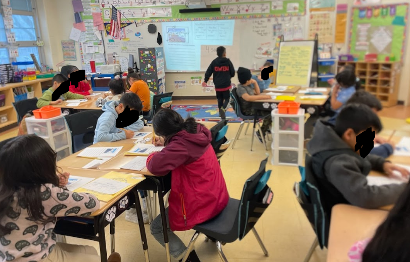 MissMirra2's tweet photo. Picture prompt writing two ways! First picture shows sentence frames provided for a group of struggling writers. While the second picture shows a group of high leveled writers trying without sentence frame scaffold. #ESL #Writing https://t.co/nbfvtkR72U