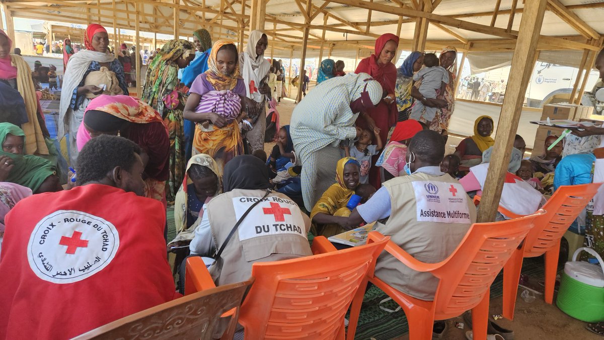 Day 3 of food assistance to #Sudaneserefugees in #Adre, #Chad. Together with @CroixRougeTchad, @WFP_Chad provides specialized nutritious food to pregnant women, breastfeeding mothers, children< 2 for the prevention & treatment of moderate acute malnutrition.