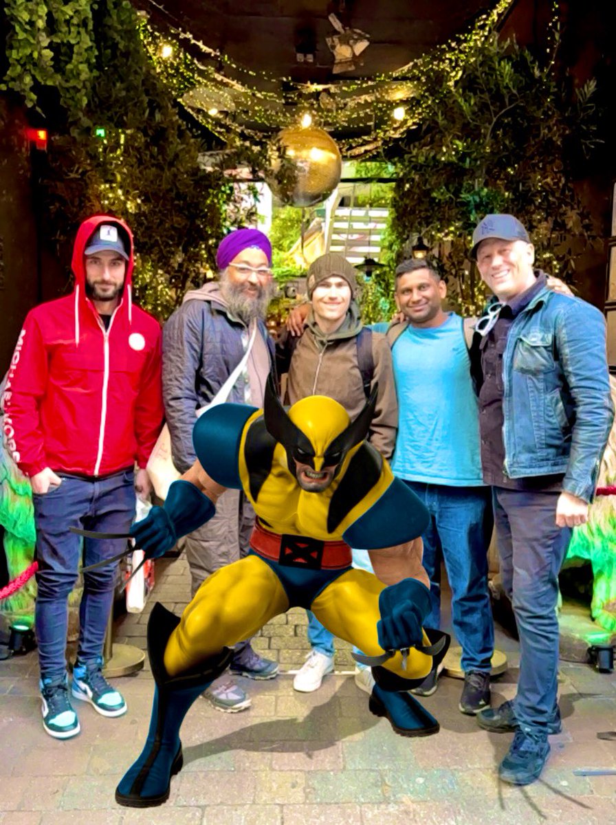 Huge thanks to <a href="/OzmanKollects63/">OzmanKollects🎙️🚁💙</a> &amp; @Gurifying for bringing us all together for a beautiful #vevefam day out in London!  Fantastic to meet you both &amp; <a href="/Anand1Kenobi/">Anand1Kenobi 💙</a>.  Awesome to see @bogdanroni2 again too!  Feel so lucky to have shared such a cool experience with you all.  We were