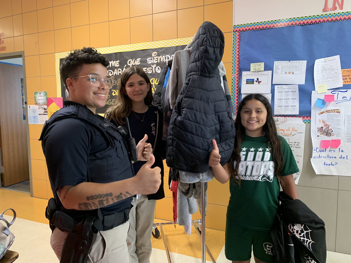 Thanks to Officer G & our 5th graders for reuniting lost items with their owners with our mobile lost & found! We love to see student leadership! Shoutout to @MsCarltonK and @Thriftyinfifth for the genius idea! 🐊🌎🩵 @AgueParedes @CFBISD @iborganization