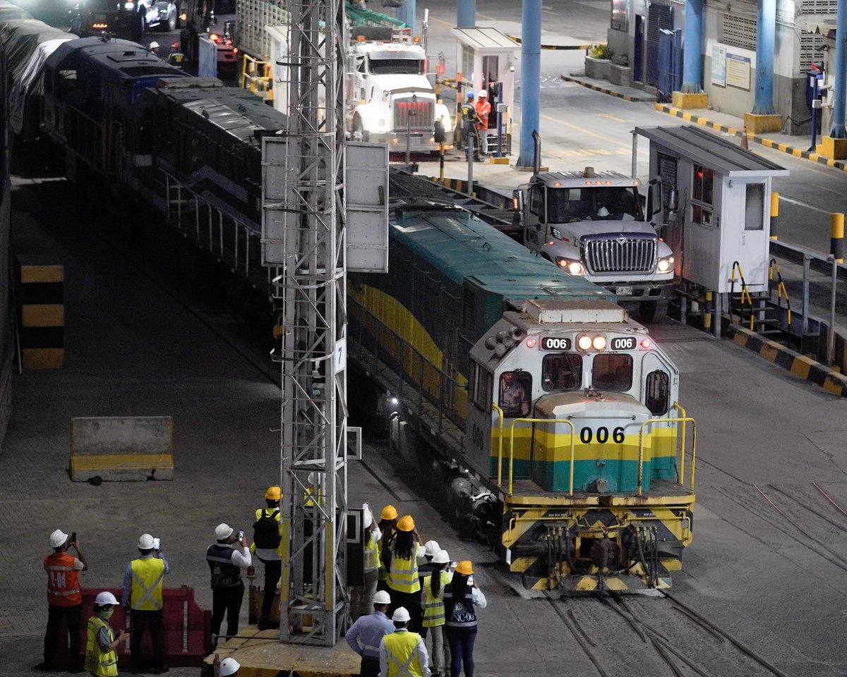 FedeCafeteros's tweet photo. #LaNuevaRutaDelCafé 🚂☕🇨🇴 l La Federación Nacional de Cafeteros en su búsqueda de eficiencia en las operaciones de transporte, y como principal comprador y exportador de café en Colombia, continuará siendo pionera en el transporte multimodal de café en el país, al aprovechar la vía férrea, las carreteras, el transporte marítimo y fluvial con el fin de cumplir con sus compromisos de llevar a su clientes internacionales un café transportado de manera eficiente y con altos estándares de calidad.

#FNCAvanza @GermanBahamon @FNC_Magdalena #Almacafé #Smitco #Elogia @DaabonOrganics