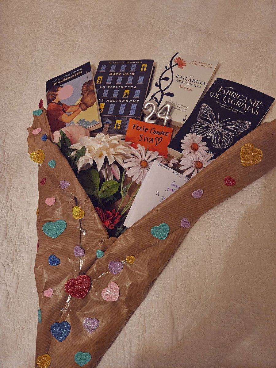 alejandracrc's tweet photo. solo soy una chica que acaba de recibir el regalo de sus sueños 😭 https://t.co/AIEAG63WzB