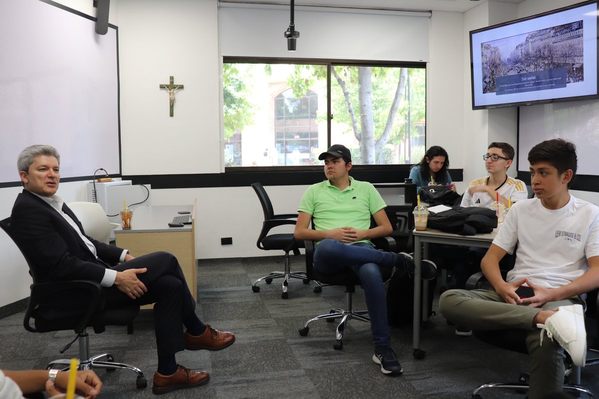 Hoy, estudiantes de Unisabana College se reunieron con el decano @diegoefrenroca mientras disfrutaban de frappés. Discutieron cómo eligieron sus carreras para el semestre 2024-2 gracias al programa de Unisabana College. ¡Seguimos acompañándolos en este viaje educativo! 👣