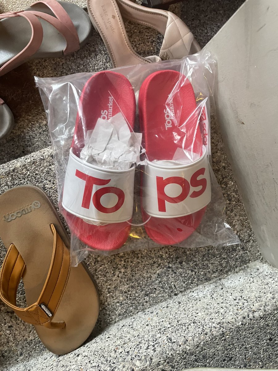 yarpegleg's tweet photo. Check out my new slides - not even gonna tell you how much I paid for them. #Slides https://t.co/8gkKc0SpOp