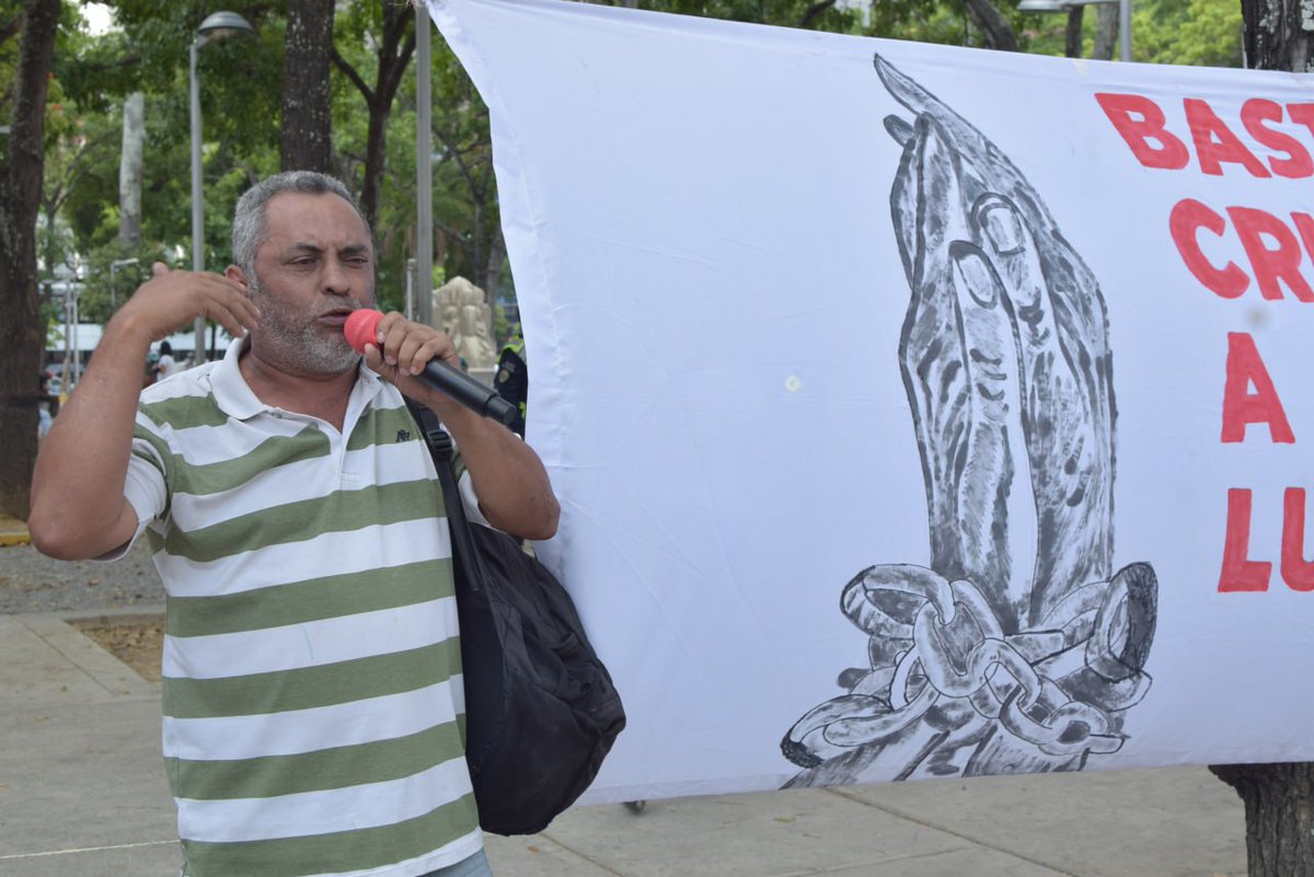 #17Abril
<a href="/CUTV_Venezuela/">CUTV_venezuela</a> <a href="/FNLCT/">Frente Nacional de Lucha de la Clase Trabajadora</a>
En piquete ante <a href="/MinpublicoVEN/">Ministerio Público venezolano</a> iniciativa del <a href="/cofamigos/">#LiberenALxsTrabajadorxsPresxs</a>.
Exigimos anulen juicios contra trabajadores petroleros que denunciaron corrupción en #PDVSA #LibertadALxsTrabajadorxsPresxs por luchar!
#LiberenASidoristas
#LiberenAJohana
#1MayoUnitario