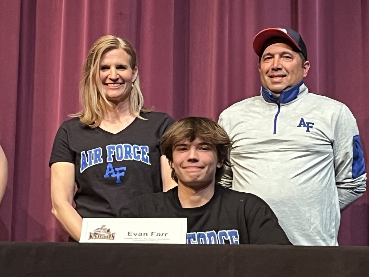 LSEAthletics's tweet photo. Congratulations to our swimmers/diver recognized today at Signing Day! Once a Knight….always a Knight! ⚔️ 🏊 https://t.co/CLPBf6hnr7