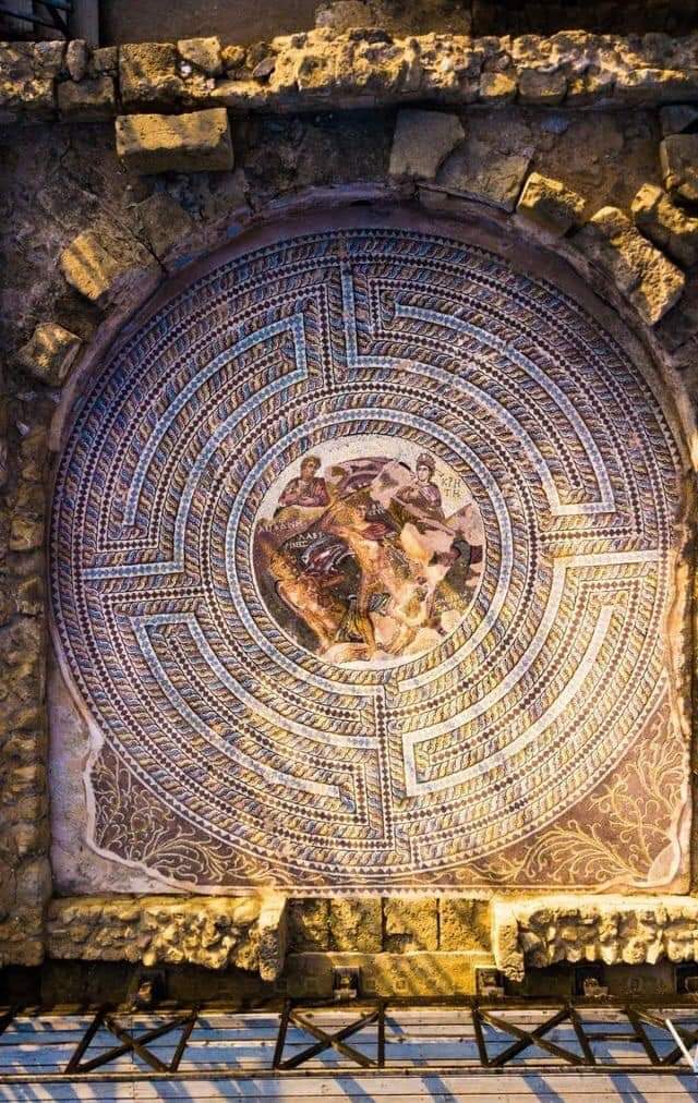 Suelo de mosaico (siglos III-IV d.C.), que representa el duelo mítico entre Teseo y Minotauro en el Laberinto de Creta, en la Casa o Villa de Teseo, Pafos, Chipre.

Representa, en un medallón, el mítico duelo entre Teseo y el Minotauro en el Laberinto de Creta. En el centro,…