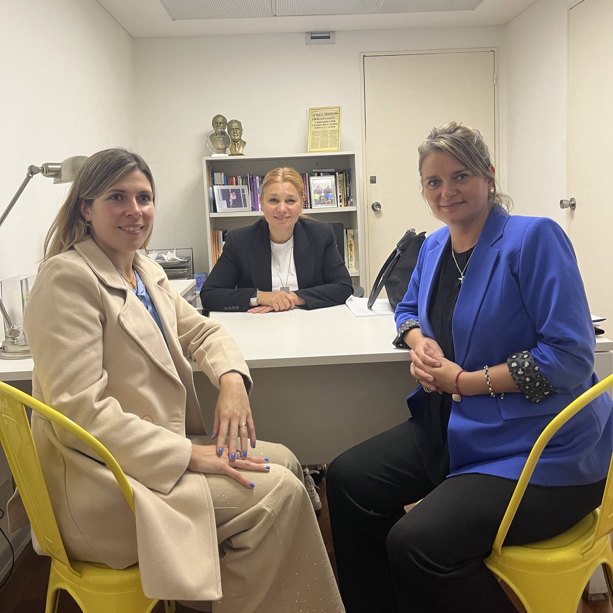 Junto a Sofía Gambier, Intendenta de Pellegrini, visitamos en sus despachos al Senador @MaxiAbad y a la Diputada @KBanfi para dialogar sobre las necesidades de la localidad de Pellegrini.