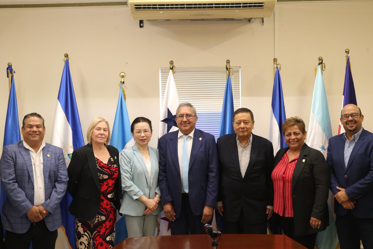 EmbChinaPa's tweet photo. Hoy, la Emb. Xu Xueyuan @ChEmbPa fue recibida por el Vicepresidente del @PARLACEN @CerrudAmado y varios miembros de la bancada panameña en la subsede panameña de esta organización, ocasión en la cual se han ratificado consensos tan importantes como la adhesión al principio de una sola China.