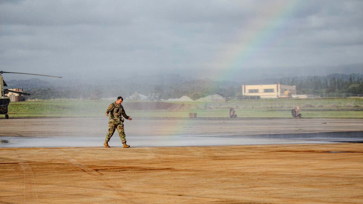 Gonna miss the views 🏝️ @25thCAB's CSM Brandon Roush, ends his tenure on a high note with a final flight to Kauai @25thID @USARPAC @USArmy