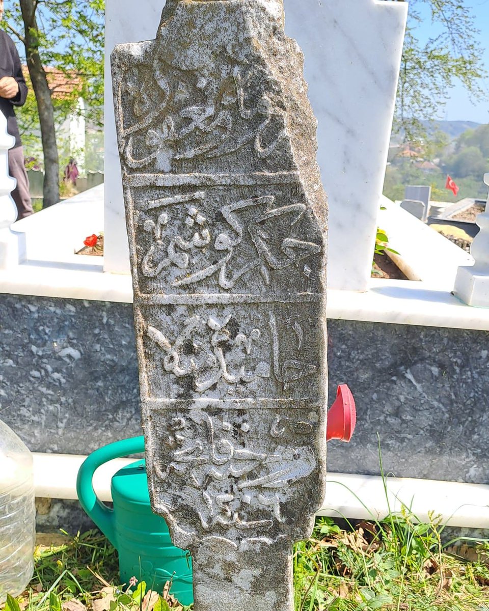 Bu mezar taşında ne yazıyor?
Okuması olanlar buyursun.