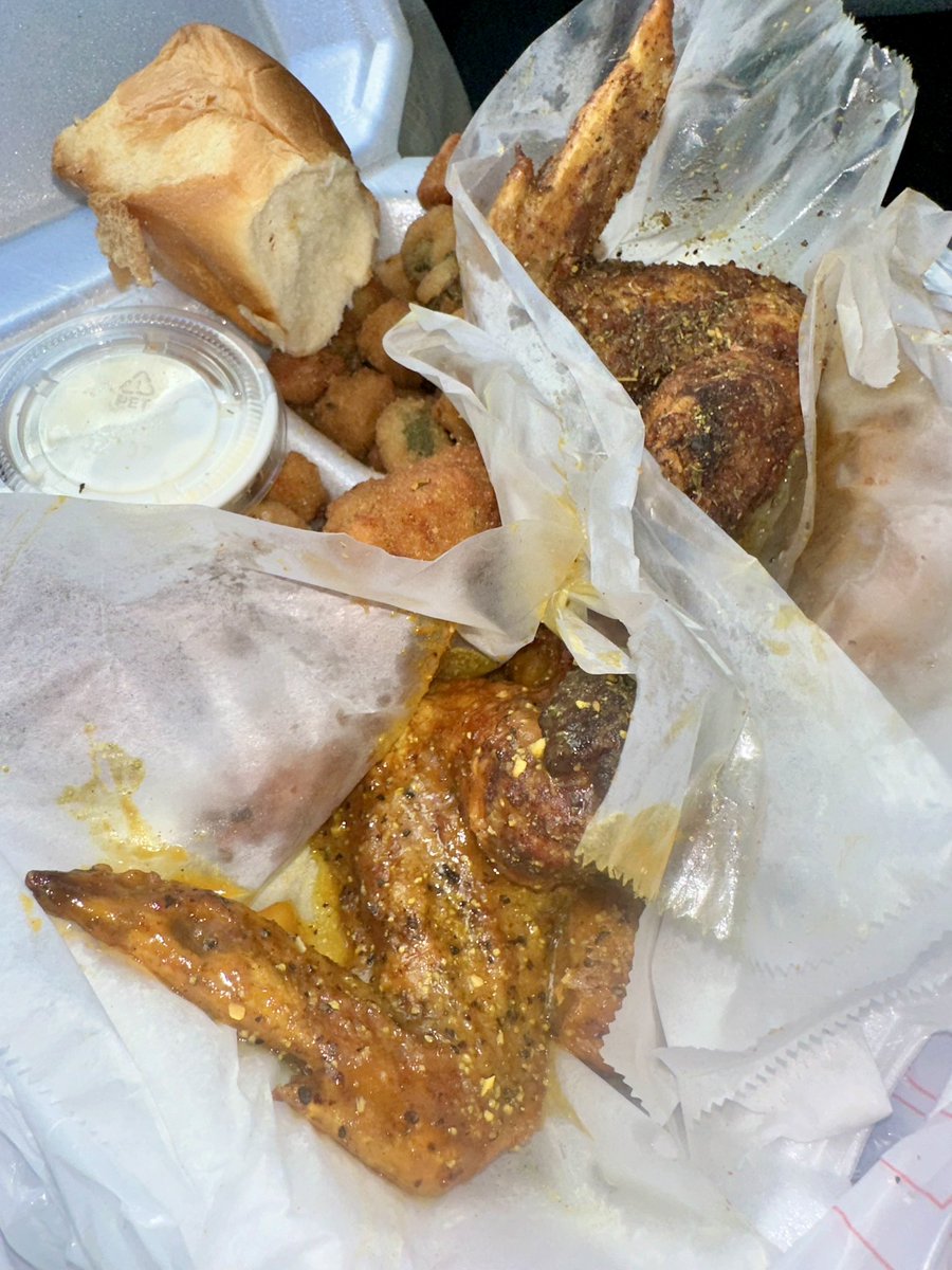 DeMarcoSmith's tweet photo. Yo LA! “From Memphis with Love” is the BEST wing spot in the city that’ll let you travel 1700 miles fa free! 

Jermaine is a Memphis native that been in business in LA fa 7 months. Let’s give him a big welcoming! It’s in DTLA on 215 w. 14th St, 12-8pm.

Memphis Gold that crack!! https://t.co/0HieCzDYpz