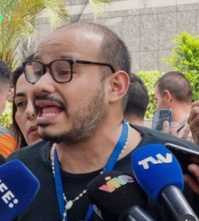 #ULTIMAHORA Hace pocos minutos fue presentado el periodista @CarlosJRojas13 ante el Tribunal Segundo de Control con competencia en Terrorismo, le fue ratificada la medida preventiva de libertad, estuvo asistido por defensa pública.