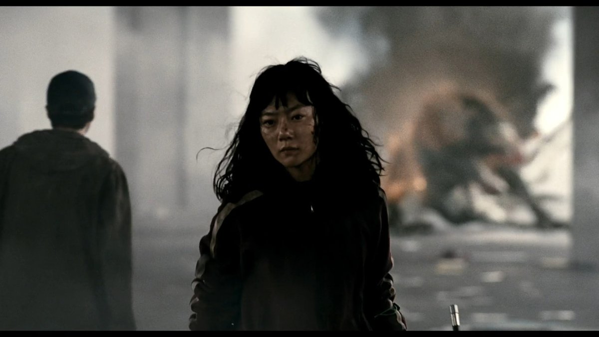 Roryyy_A's tweet photo. Even though the family is ordinary, they still contribute some level of skill in trying to save/find Hyun-seo. Nam-il was able to find her location and Nam-joo delivered the final shot to the monster. Gang-doo pulls Hyun-seo from the monster's mouth, not caring for his own safety https://t.co/CVgnVp8fEi