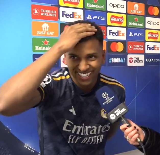 Pep Guardiola apparently passed by Rodrygo &amp; side eyed him while he was doing a post match interview.

Rodrygo in the interview: “Look, Guardiola passed by giving me a stare (laughs).” 🤣 <a href="/TNTSportsBR/">TNT Sports BR</a>