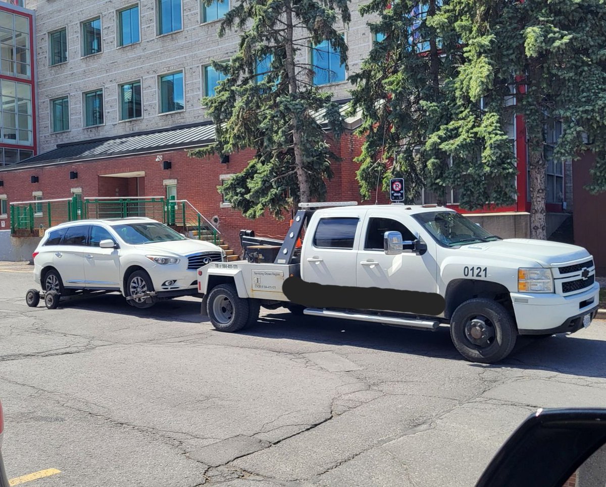 #OttawaOPP charged a 42 y/o male from Ottawa with Flight from Peace Officer and Operation While Prohibited, after he took off on foot during a traffic stop. The incident occurred shortly before 11am on #Hwy417 in @ottawacity. The vehicle was also impounded for 45 days. ^mf