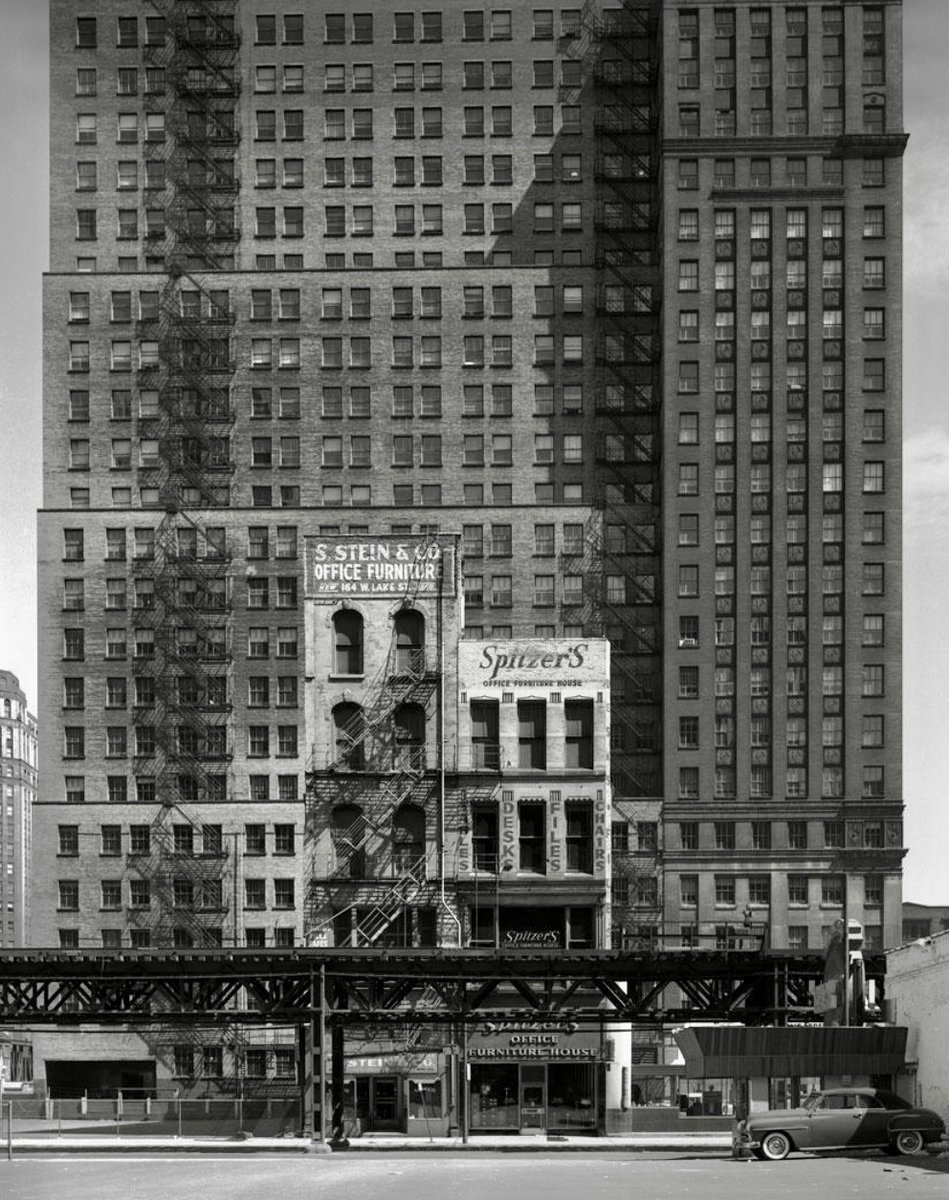chi_geek's tweet photo. What a photo! Richard Nickel captured this great view of the elevated tracks going past the Builders Building (1927) at 222 N. LaSalle in 1960. https://t.co/MUB6cm1d8e