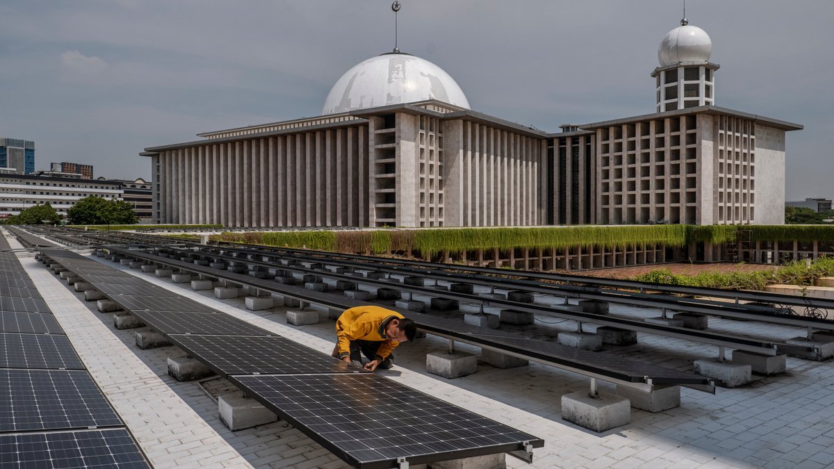 Grand Imam Nasaruddin Umar retrofitted the Istiqlal mosque in Jakarta with solar panels, slow-flow faucets and a water recycling system — changes that helped make it the first place of worship to win a green building accolade from the World Bank nytimes.com/2024/04/17/wor…