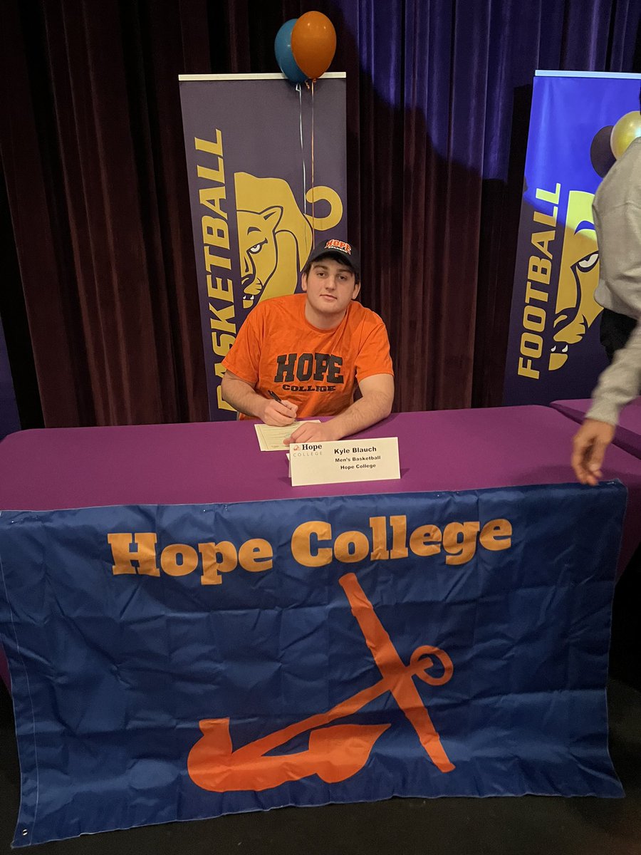 KyleBlauch's tweet photo. Officially a Dutchmen!! 🔵🟠⚓️
@Hope_Basketball  @boulderhoops @coachmitch44 @coachdavelaar https://t.co/HTgGJsFhzi