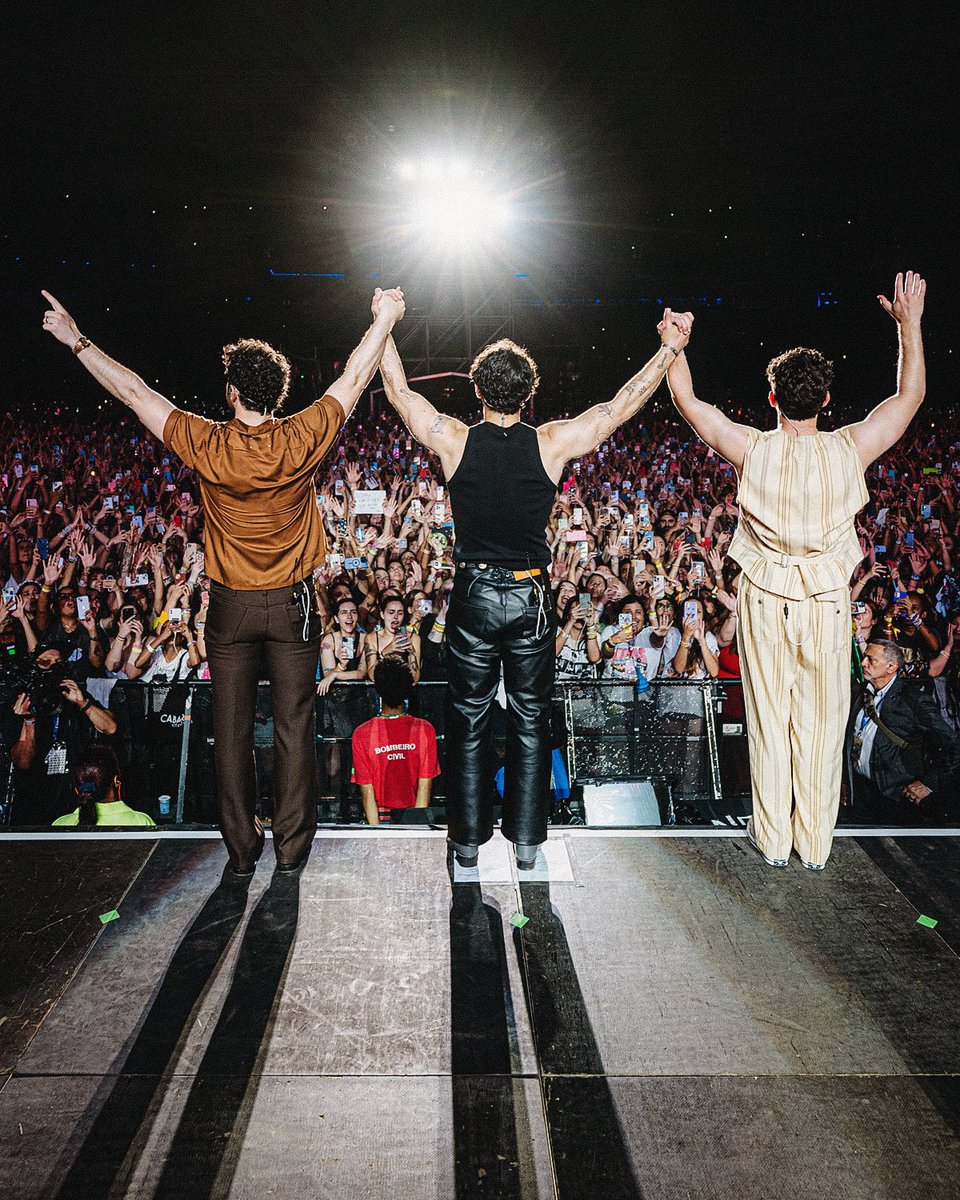 Last night in São Paulo, @jonasbrothers kicked off their long-awaited return to South America — a burnin' up return 10 years in the making ￼🧨 Photo credit: @anendfor