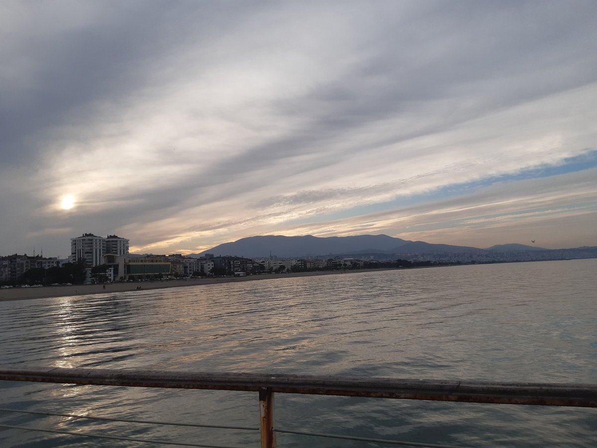 Umut ,hiç bitmeyen bahar mevsimidir . İçine kar da yağar , fırtına da kopar ama çiçekler hep açar. Denizim ...