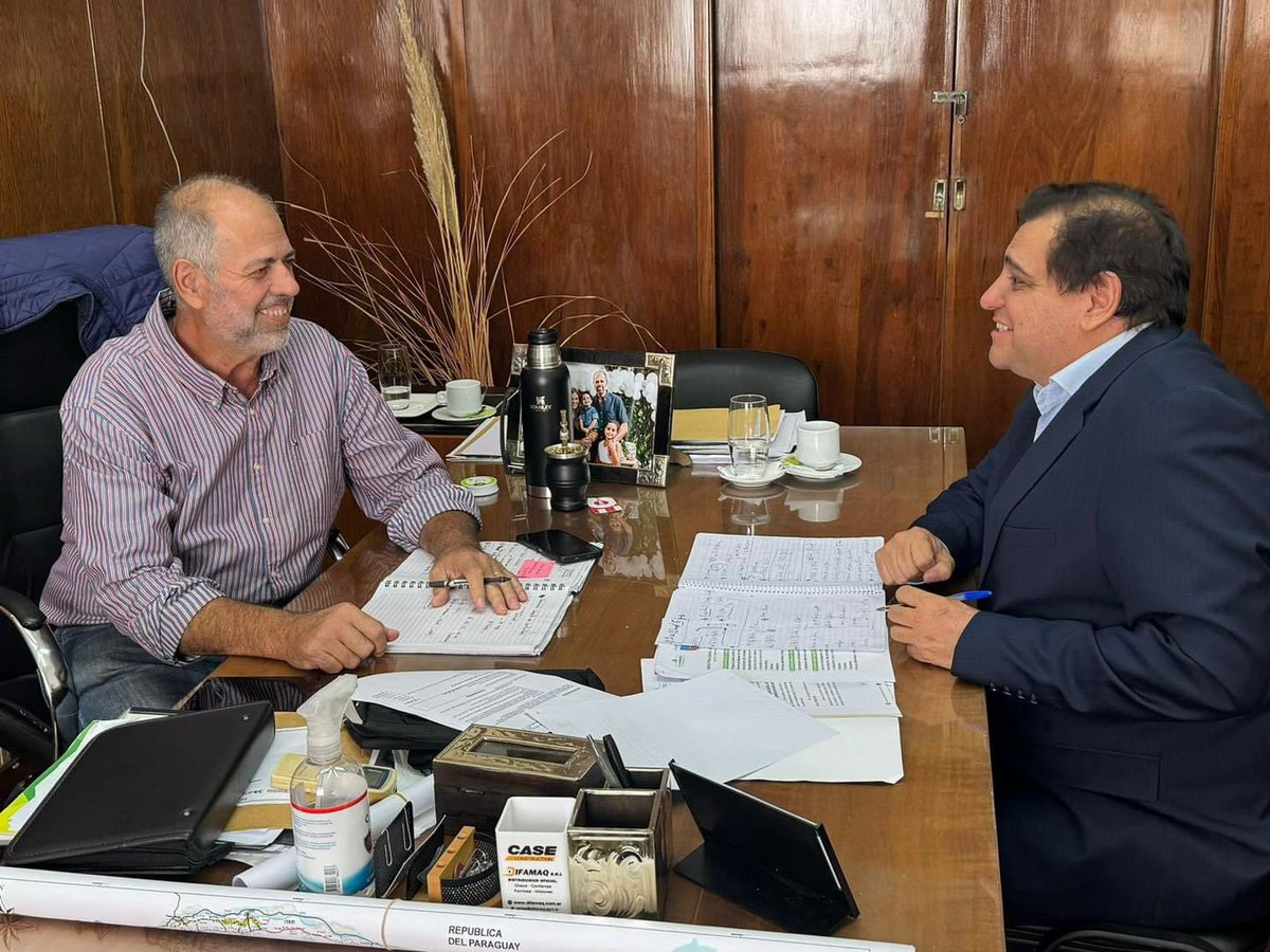 raulgonzalezok's tweet photo. Hoy me reuní con el Ing. Luís Pablo Cardozo, flamante Presidente de la Dirección Provincial de Vialidad y con él repasamos los trabajos en rutas provinciales de nuestra jurisdicción, cuya realización dependen de la dirección a su cargo. 🤝 https://t.co/ViD7Jhb19G