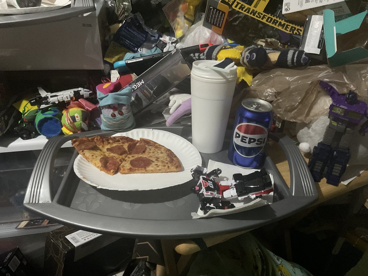 @JesseWittenrich @TformTheNight @BotCon
Puggle IDW Galvy: Seeing #Crasher/#Fracture From #TransformersLegacy/#Transformers #Legacy Taking A Nap By 2 #GlutenFree #PepperoniPizza #Slices From #DominosPizza On This Weds.04/17/2024 Day! #GalvyTFs #Pizza #GalvyTFsPizza #Velocitron 01