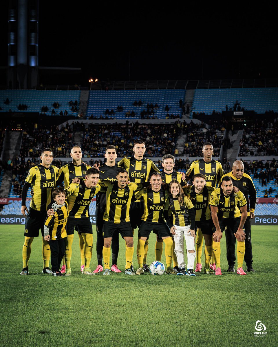 📸 𝐒𝐎𝐍 𝐄𝐋𝐋𝐎𝐒 Los que quieren llegar a la final. 🏆 Semifinal @CopaAUFUruguay 🏟 Estadio Centenario #JuegaUnPaís 🇺🇾