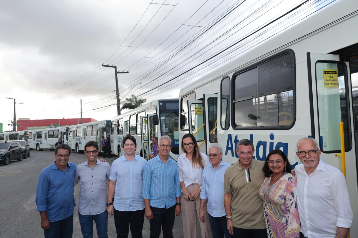 Prefeito Edvaldo acompanha entrega de 10 novos ônibus do transporte coletivo para a Grande Aracaju portalradiorcn.com/se/prefeito-ed…