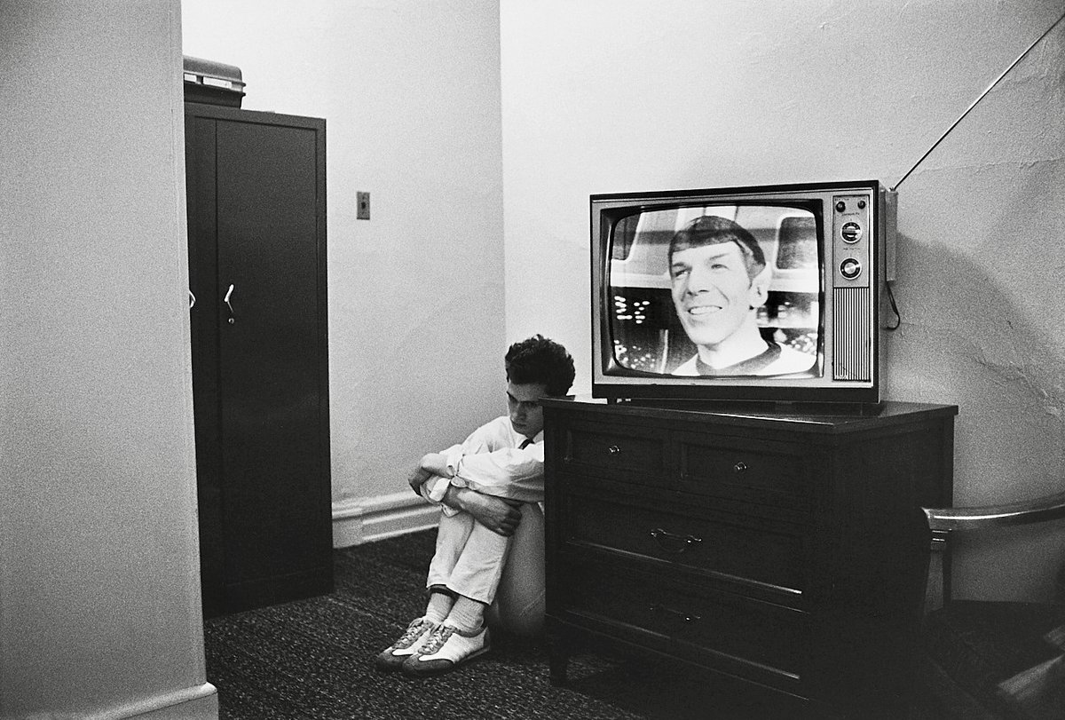 HumanoidHistory's tweet photo. Homesick with smiling Spock in a New York hotel, 1979. Photo by Ingolf Thiel. https://t.co/lftmUqdEpR