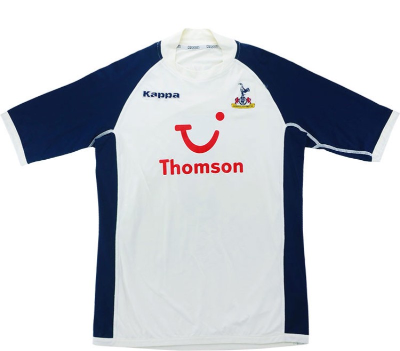 Aunque se sienta raro, hay precedentes de camisetas home del Tottenham con mangas marino. Kappa 2005/06.