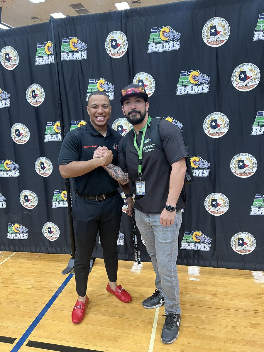 Beyond proud of this young man who’s going to do amazing work at @sulrossfb Go be amazing @IzayuhC Thank you to @MontwoodHS @AnaPlayer_MHS @Coachrangel_MHS and all involved for an amazing gym setup for the players signing day. 🐏 #hornsearned @SocorroISD