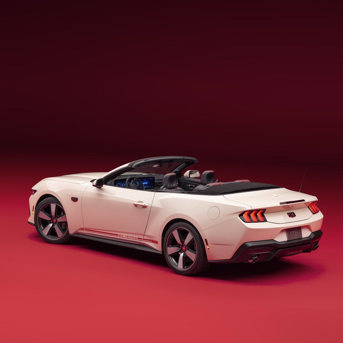 OverdriveNewsPR's tweet image. El Ford Mustang estuvo hoy de cumpleaños y la marca aprovechó la ocasión para anunciar el paquete especial de 60 aniversario. 

Este estará disponible solo en el GT Premium coupé o convertible y en colores blanco, azul o rojo. Solo se producirán 1,965 unidades. 

#OverdriveNews