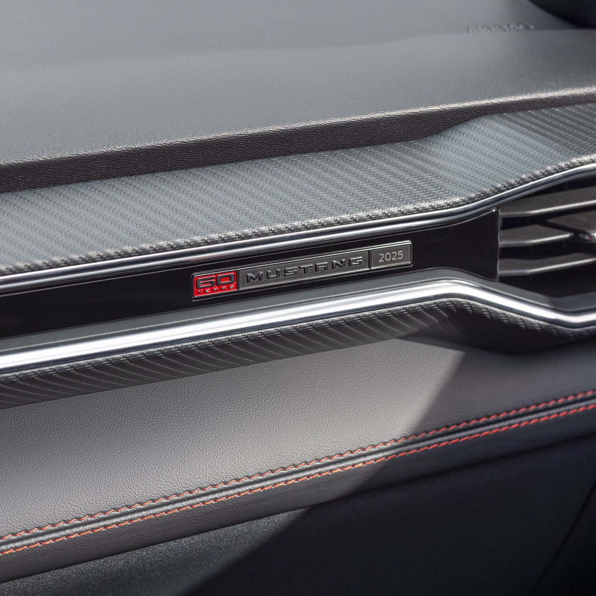 OverdriveNewsPR's tweet image. El Ford Mustang estuvo hoy de cumpleaños y la marca aprovechó la ocasión para anunciar el paquete especial de 60 aniversario. 

Este estará disponible solo en el GT Premium coupé o convertible y en colores blanco, azul o rojo. Solo se producirán 1,965 unidades. 

#OverdriveNews