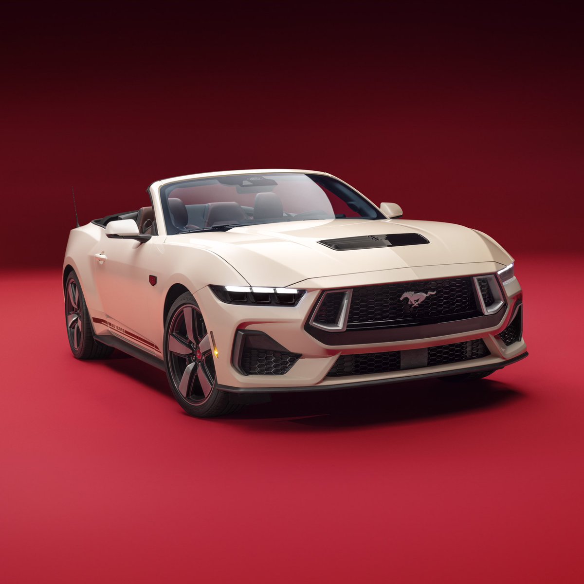 OverdriveNewsPR's tweet image. El Ford Mustang estuvo hoy de cumpleaños y la marca aprovechó la ocasión para anunciar el paquete especial de 60 aniversario. 

Este estará disponible solo en el GT Premium coupé o convertible y en colores blanco, azul o rojo. Solo se producirán 1,965 unidades. 

#OverdriveNews