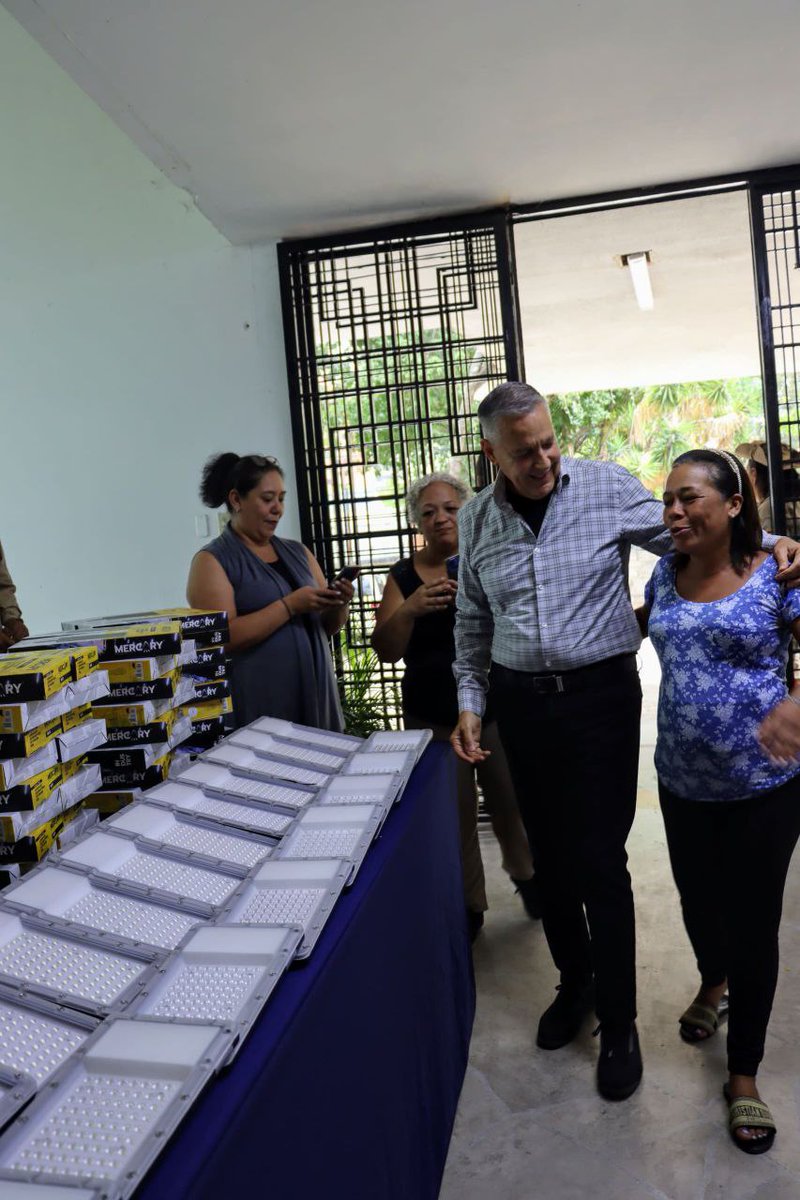 ¡Cumplimos con la palabra empeñada! Junto al Gobernador de #Miranda, @HectoRodriguez, entregamos luminarias a vecinos de La Dolorita, un territorio 100% iluminado gracias al trabajo en equipo, los tres niveles de Gobierno y el Poder Popular ¡Vamos! #VenezuelaSeRespetaYPunto