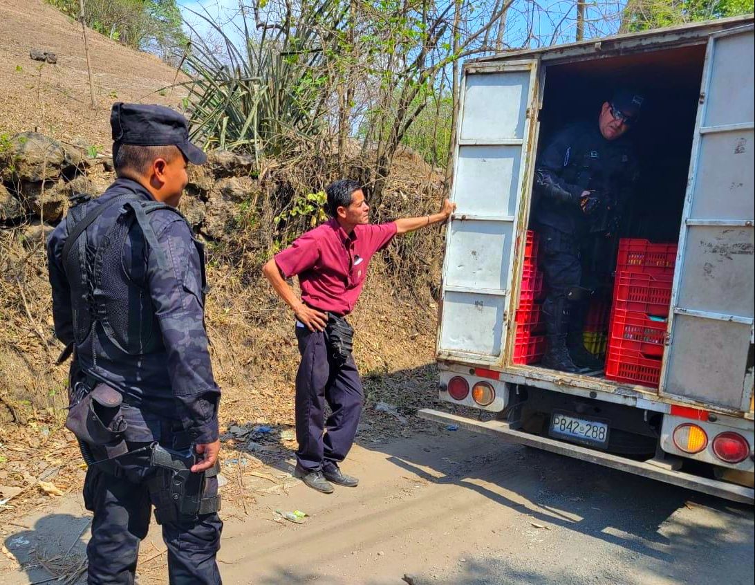 La Policía Rural patrulla las fincas de Santa Tecla, en La Libertad.

Avanza por los cantones y caseríos combatiendo todo tipo de delitos.

#PlanControlTerritorial