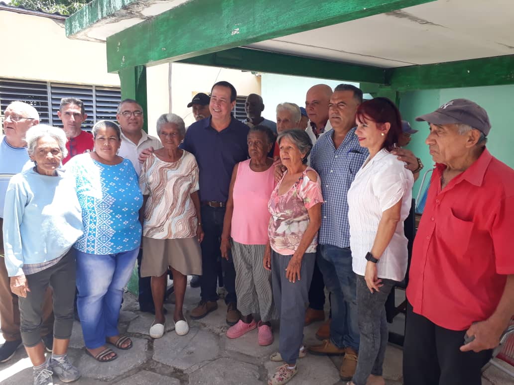 ⚕️ El ministro @japortalmiranda de @MINSAPCuba al recorrer este miércoles Jimaguayú como parte de Visita Gubernamental a #Camagüey, destacó el compromiso y esfuerzo de sus autoridades y pobladores en beneficio de todos, como muestra del respaldo y apoyo a la Revolución. 🇨🇺