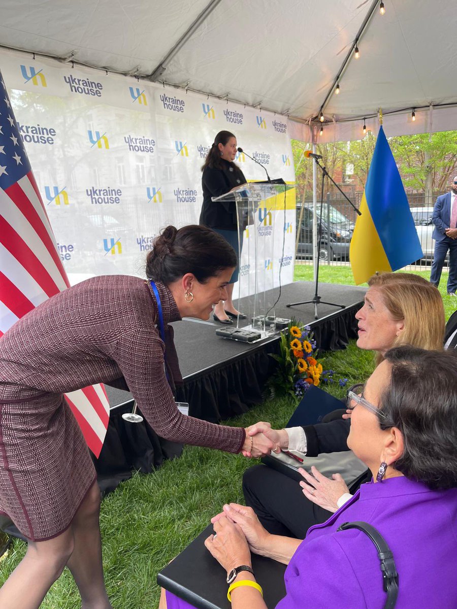 IcelandInUS's tweet photo. Minister for Foreign Affairs @thordiskolbrun was pleased to be able to attend an event at #UkraineHouse organised by @UKRintheUSA involving 🇺🇦PM @Denys_Shmyhal, @SpecRepUkraine Penny Pritzker, @PowerUSAID & more. Thank you @OMarkarova. #SlavaUkraini https://t.co/0HneS1AsKd