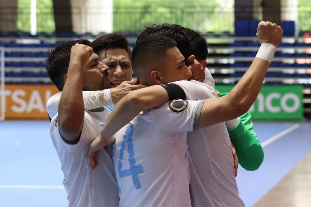 #LHEnBreve | La selección nacional de Futsal venció a México 9-4 en el partido de cuartos de final del premundial que se celebra en Managua, Nicaragua. Con ese resultado, Guatemala pasa invicta a semifinales y de paso logra uno de los boletos para participar en el Mundial que se