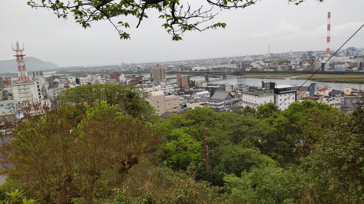 延岡の朝は小雨、宿泊したホテルを出て延岡城跡の城山公園へ

続日本100名城の延岡城、公園内に設置されているスタンプを押しました。